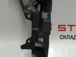 1Кронштейн облицовки стойки C верхний правый Tesla model X 1056085-00-C