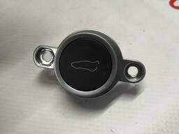 Кнопка закрытия крышки багажника Tesla model X 1042629-00-C