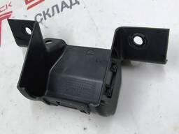 Кронштейн крепления правой декоративной накладки ремня безопасности двойного левого сидень