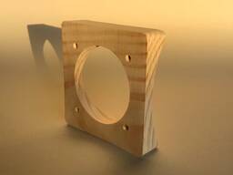 Suprapunere din lemn pe o casă din bușteni pentru o priză și un întrerupător