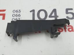 Накладка пластиковая кронштейна крепления ремня безопасности го ряда сидений левого Tesla