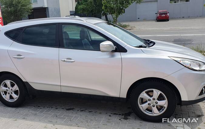 Продается кроссовер Hyundai ix35 2013 года с дизельным двигателем объемом 2.0 л