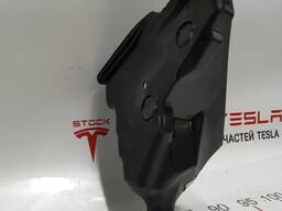 Водосборник крышки багажника правый Tesla model X -E